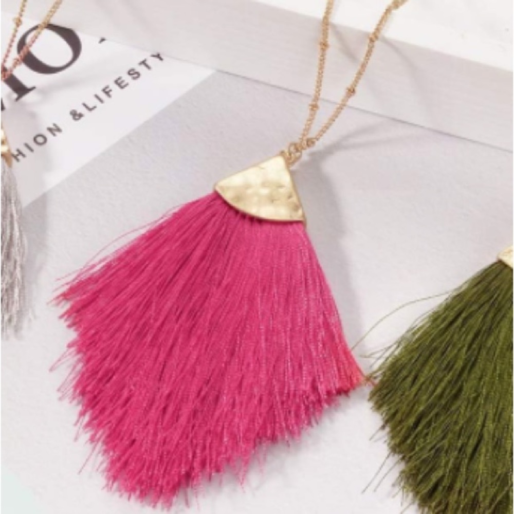 ✨NWT Silk Tassel Feathered Pendant Necklace Gold✨ Statement Necklace✨ Gift